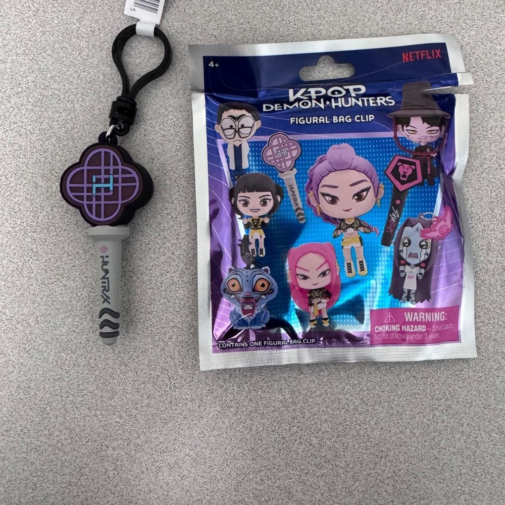 Netflix K-Pop Demon Hunters Huntr/x Glow in the Dark Figural Bag Clip Keychain
